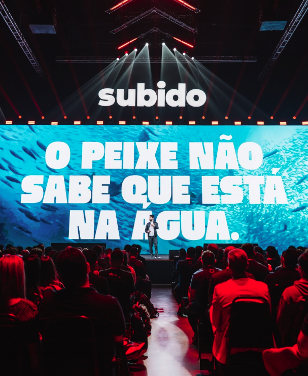Plateia lotada no evento